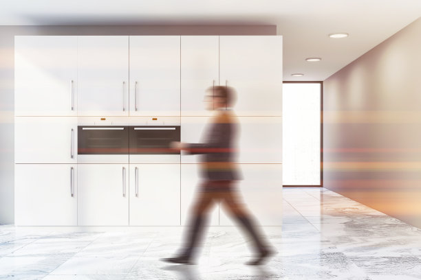 米色厨房里的男人有两个烤箱图片下载