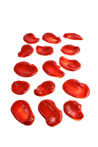 红色的酱汁飞溅在白色的背景上。番茄酱。图片下载