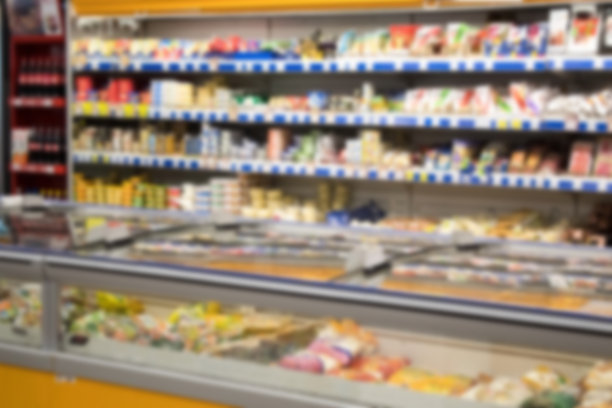 模糊抽象的背景。杂货店的概念。超市冰箱，各种产品。图片下载