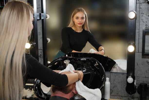 发型师在理发店为顾客洗头图片下载