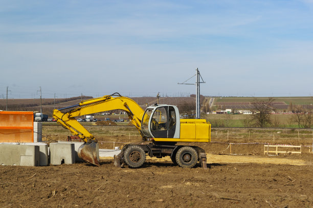 午饭时间，空荡荡的黄色挖掘机站在那里。在Starotitarovskaya Temryuk区附近的铁路十字路口建造一个公路交叉点图片下载