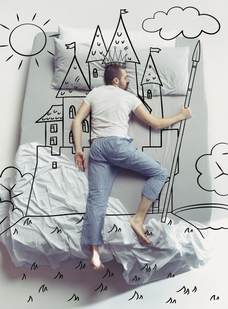 俯视图照片的年轻人睡在一个大的白色床和他的梦想图片下载