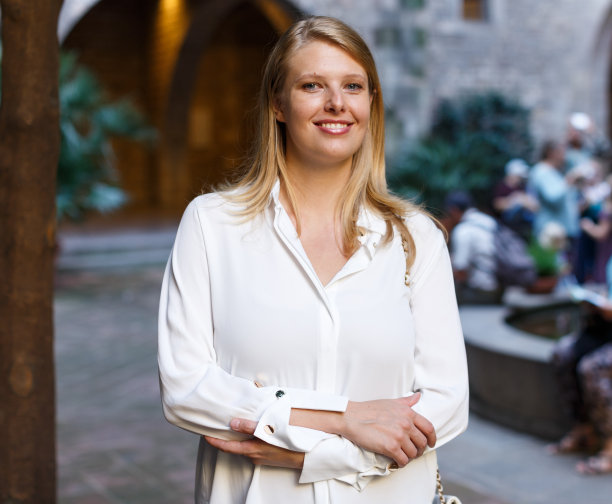 在历史中心散步的年轻女子图片下载