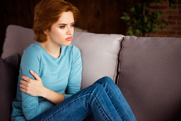 近的侧面资料照片美丽的她她的女士的手手臂握住肚子吃多了感染胃炎痉挛穿蓝色休闲套头衫牛仔裤牛仔坐舒适的沙发房子客厅在室内图片下载