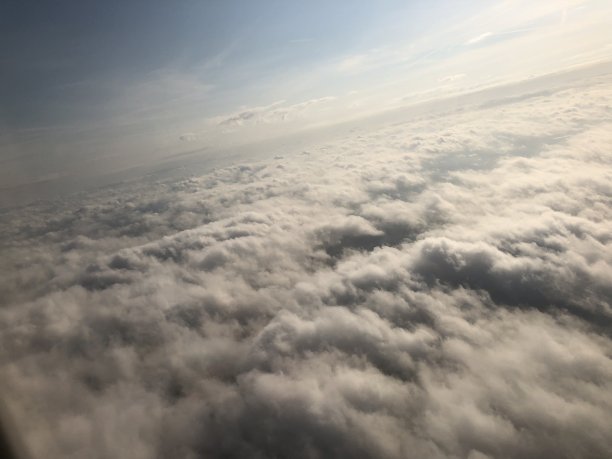 从飞机窗口飘来的蓬松的云图片下载