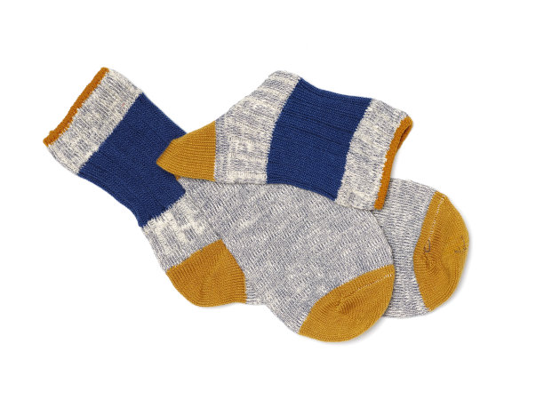 白色背景上的彩色袜子图片下载