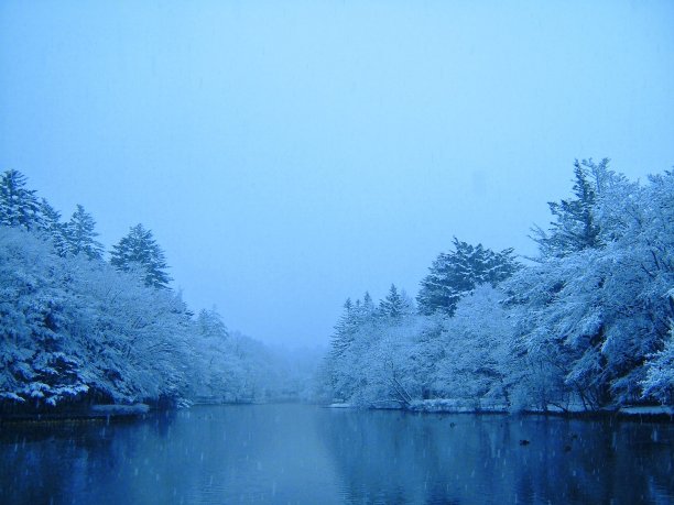 日本轻井泽的久场池覆盖着美丽的雪图片下载
