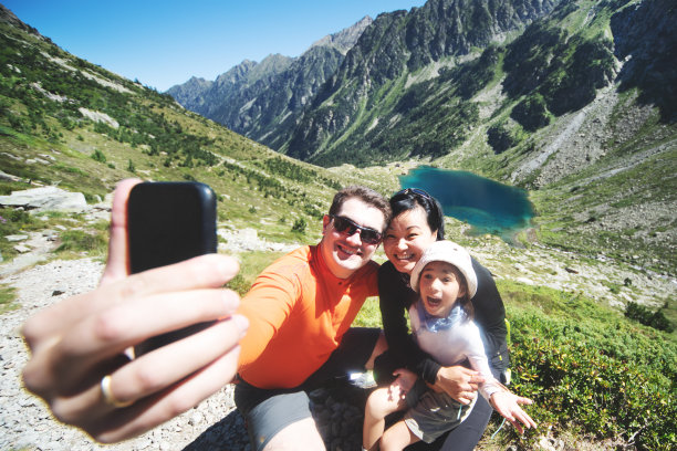 一家人在山上自拍图片下载