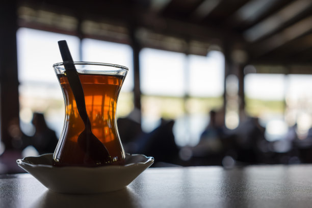 传统玻璃杯中的土耳其茶图片下载