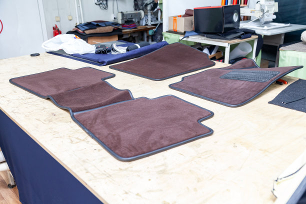 汽车3D手工地垫棕色羊毛为前和后乘客的车辆在一个室内设计车间与工具图片下载