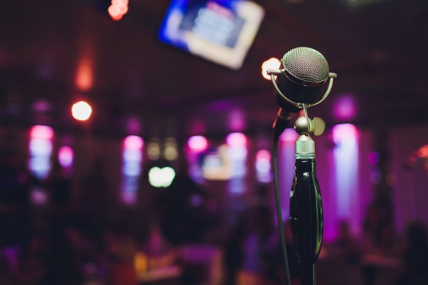 复古麦克风对模糊的彩色灯光在酒吧和餐厅背景。图片下载