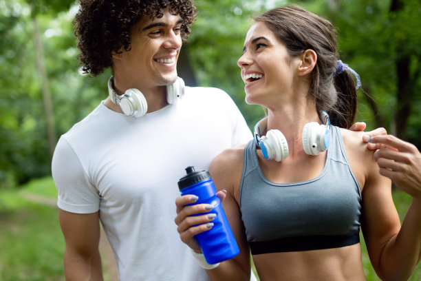 情侣们在慢跑后喝水来补充能量和补充水分图片下载