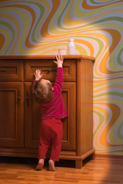 婴儿营养的概念。健康的生活开始。蹒跚学步的孩子试图够到装水的瓶子。儿童乐园餐。饮食对于新生儿。第一次努力伸手去拿食物的孩子图片下载