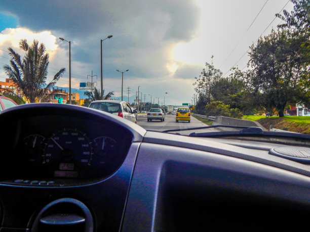 高速公路与汽车从汽车的内部图片下载