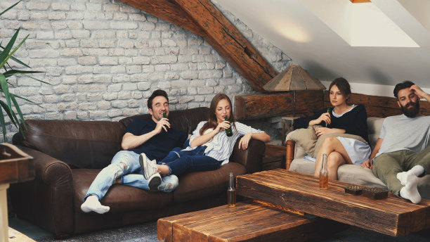 和朋友一起吃披萨图片下载