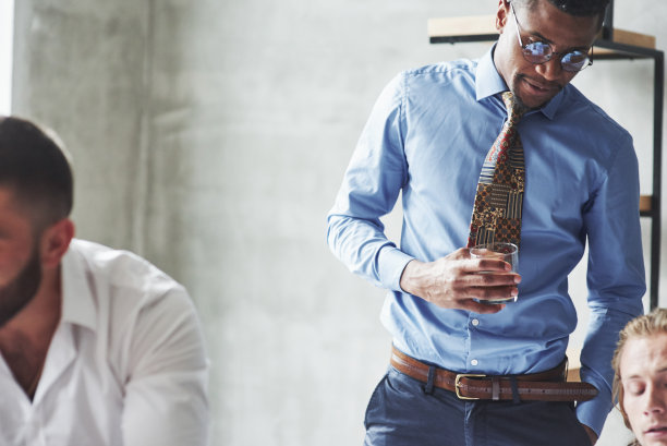 关注那个美国黑人。办公室里有三份不同种族的工作正在进行图片下载