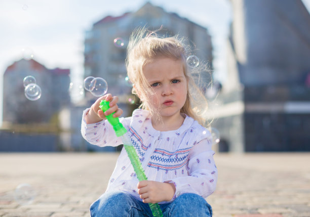 女孩，白色衬衫和蓝色牛仔裤，城市，肥皂泡，悲伤图片下载
