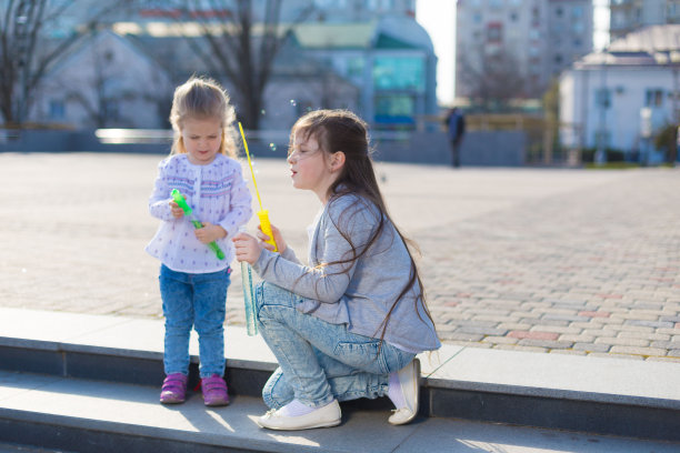 女孩，城市，肥皂泡图片下载