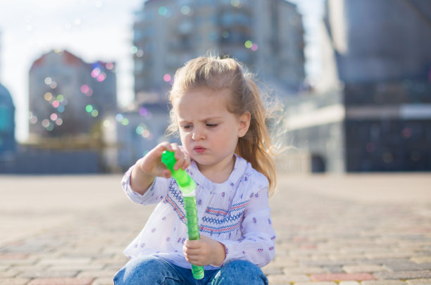 女孩，白色衬衫和蓝色牛仔裤，城市，肥皂泡，悲伤图片下载