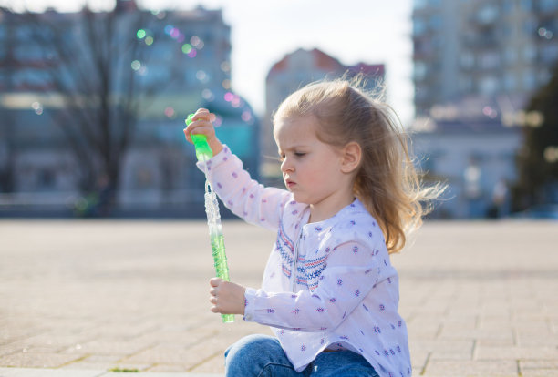 女孩，白色衬衫和蓝色牛仔裤，城市，肥皂泡，悲伤图片下载