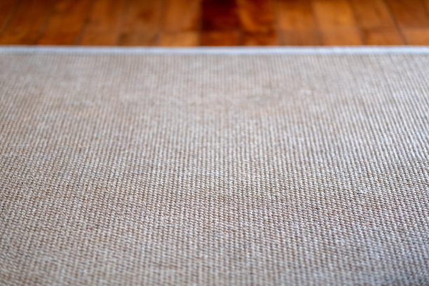 木地板上的地毯纹理图片下载