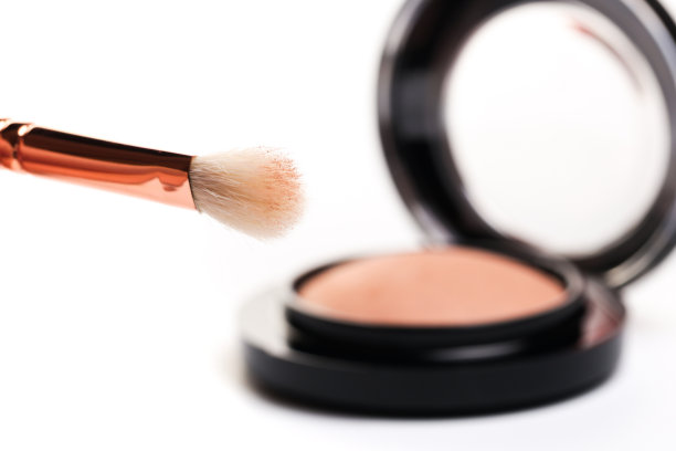 眼影，腮红，粉末，雕刻家和化妆刷在一个白色的背景。孤立在白色的。——图片图片下载