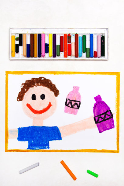 彩绘:微笑的小男孩双手拿着瓶子图片下载