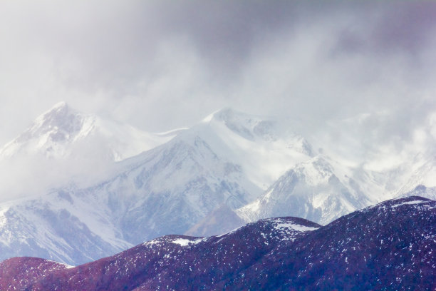中国青海高原的山地景观。图片下载