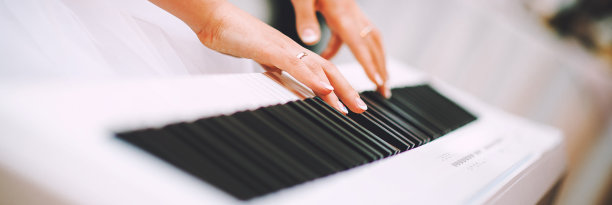 特写女子双手弹奏钢琴横旗图片下载