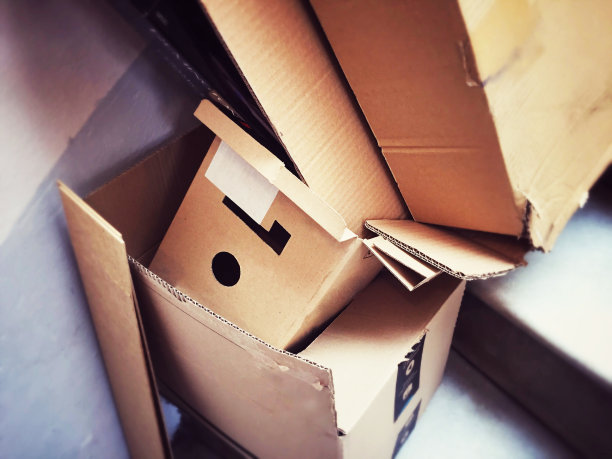 一组被丢弃的开着的纸板容器图片下载