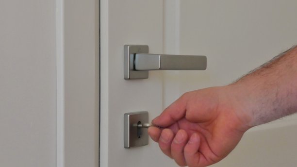 人的手关上了门图片下载