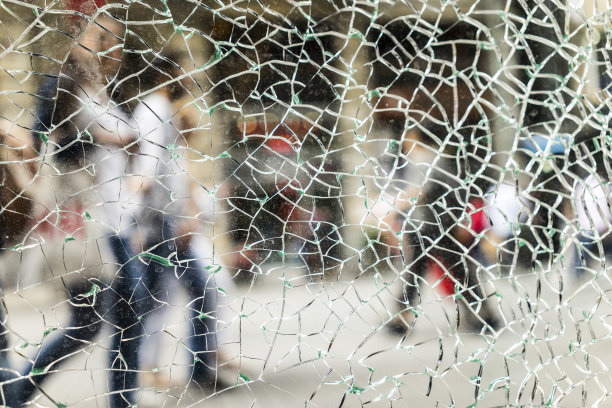 破碎玻璃后的街道和行走的人们图片下载