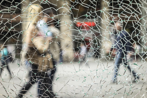 破碎玻璃后的街道和行走的人们图片下载