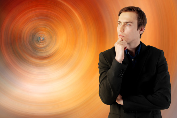 有着未来主义背景的年轻科学家。图片下载