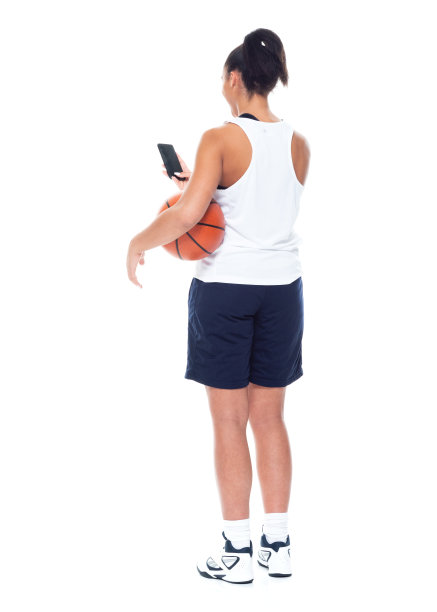 非裔美国篮球运动员在白色背景-在智能手机上发短信图片下载