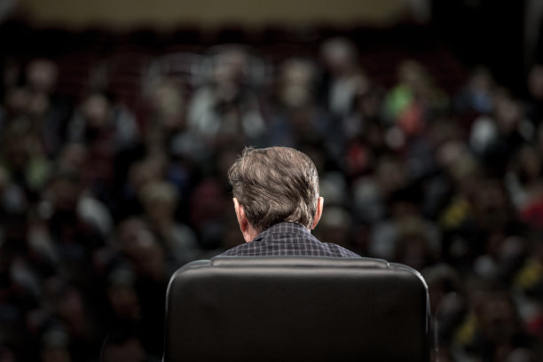 演讲者在公司商务会议上作报告图片下载