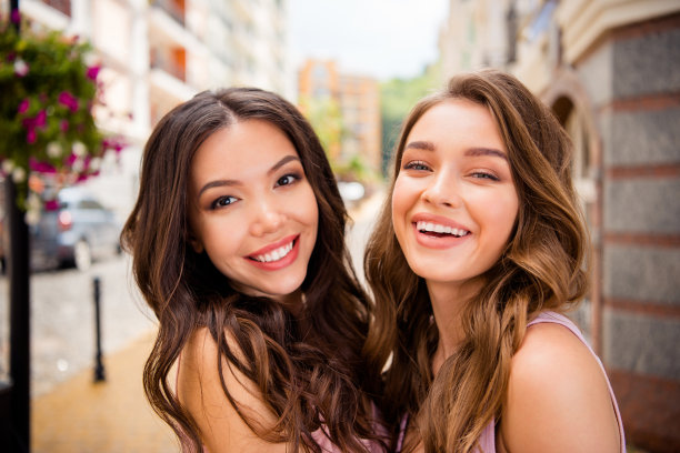 近距离的照片时髦可爱的华丽的同伴联谊会最好的学生长头发的人有自由的时间旅行旅行笑感到高兴穿玫瑰色的衣服在中心图片下载