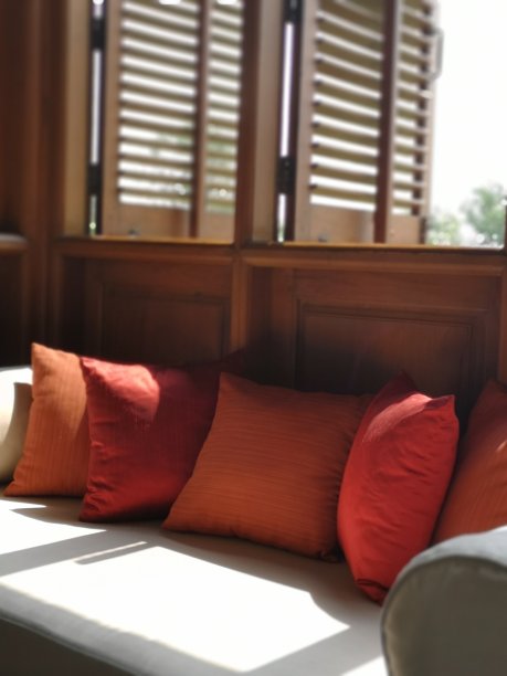 白色沙发上的彩色靠垫图片下载