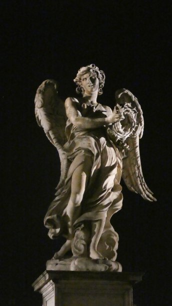 这座雕像在晚上显得格外突出图片下载