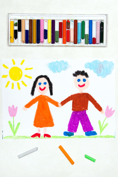 彩绘:微笑的男孩和女孩牵着手。幸福的夫妇图片下载