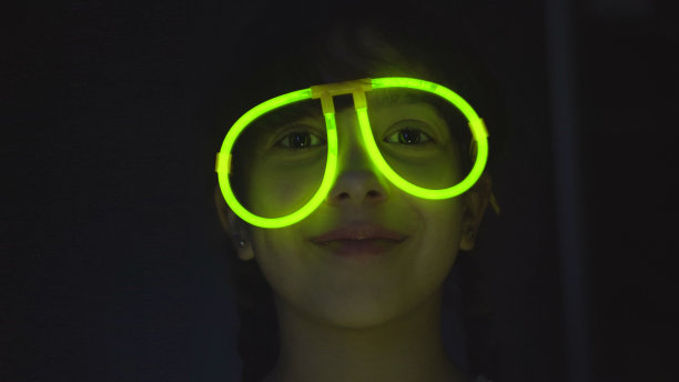 戴着霓虹眼镜，背景是黑色的女孩图片下载