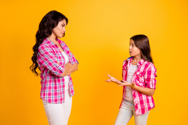 它不是我的资料侧面照片失望恼火的妈妈小顽皮的孩子有分歧感觉紧张抑郁压力惩罚解释穿格子时髦的衬衫孤立明亮的背景图片下载