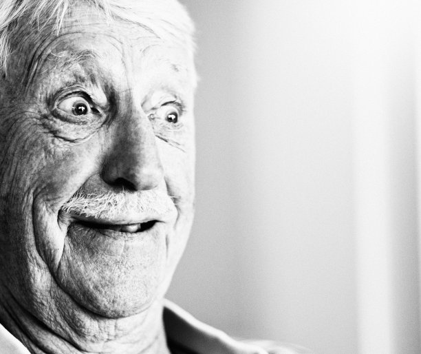 老人看起来既惊讶又高兴图片下载