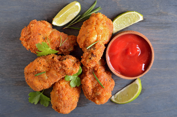 烤鸡翅配香草图片下载