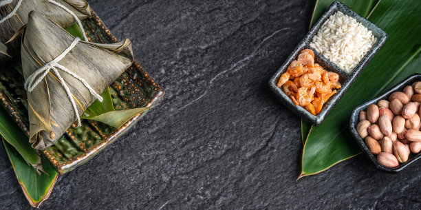 近距离，复制空间，俯视图，著名的亚洲华人端午节手工美食，蒸饺形状的金字塔由叶子配料图片下载