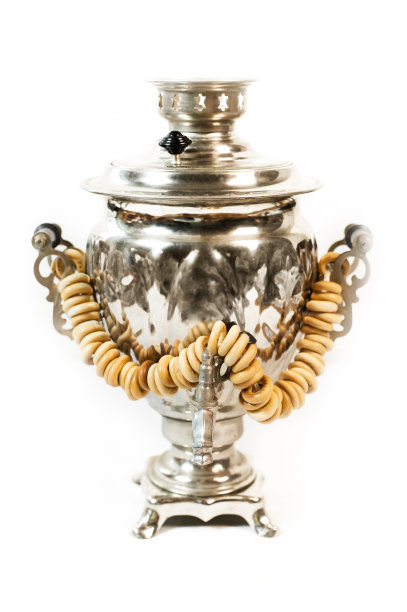 传统的俄罗斯老茶炊和美味的百吉饼一起喝茶图片下载