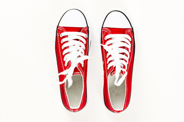 红色运动鞋俯视图近距离隔离在白色背景图片下载