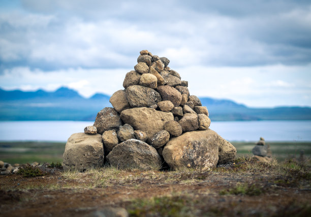 冰岛的石头金字塔以天空和湖泊为背景图片下载