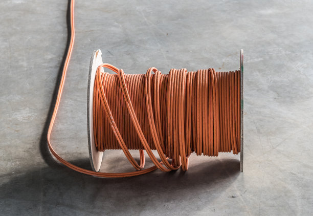 混凝土地板上的大卷通信电缆图片下载