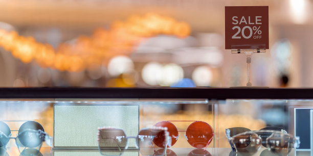 在购物商场玻璃柜上方设置横幅、网页或封面模板，以供购物时使用图片下载